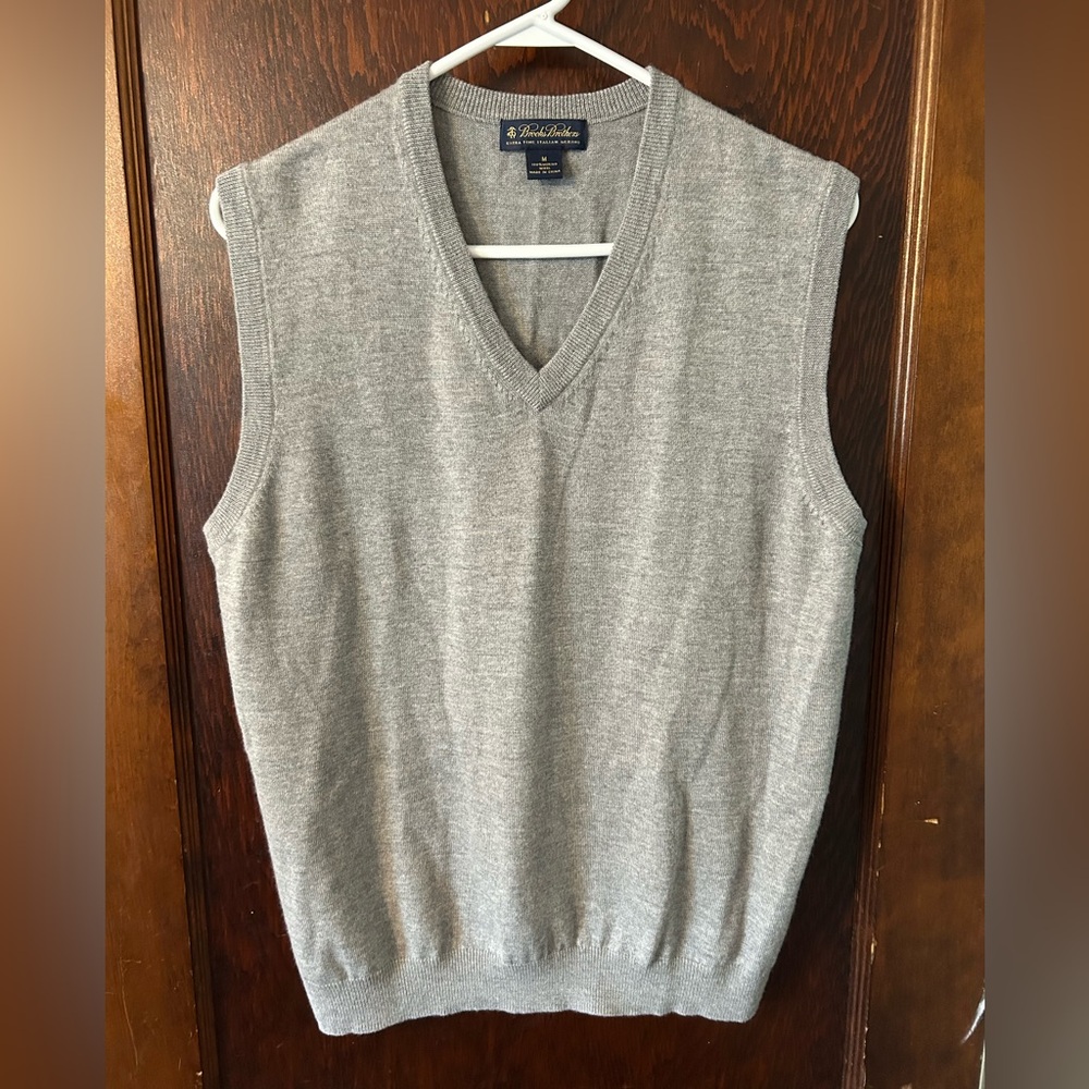 Brooks Brothers Men's V-Neck wool Sweater Vest in Gray EUC size medium